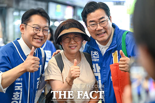 핫도그와 도넛을 맛본 박찬대, 김남준 후보가 기념촬영 하는 모습.