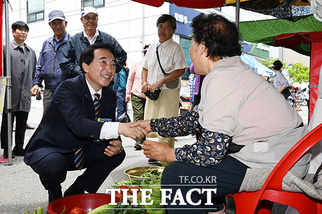박수현 더불어민주당 충남도지사 후보가 22일 오전 충남 청양군 청양시장을 방문해 상인이 판매하는 노가리를 들어올리고 있다. /청양=김성렬 기자