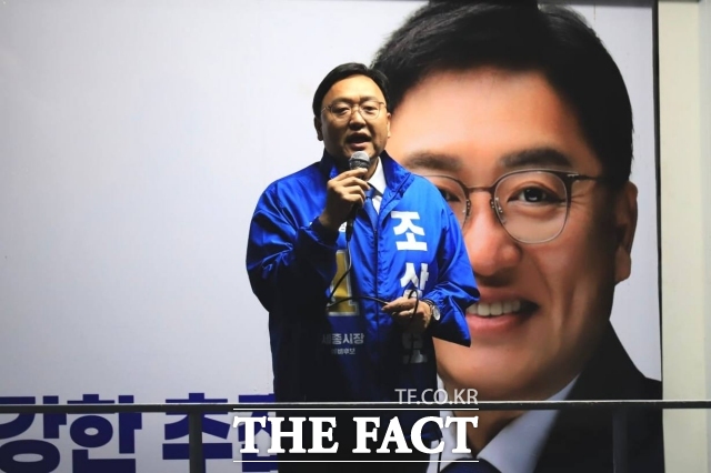 조상호 세종시장 후보가 21일 오후 세종시 나성동 현대자동차 사거리 앞에서 시민동행 통합 선대위 유세단 출정식을 열고 인사말을 하고 있다. /조상호 후보 캠프