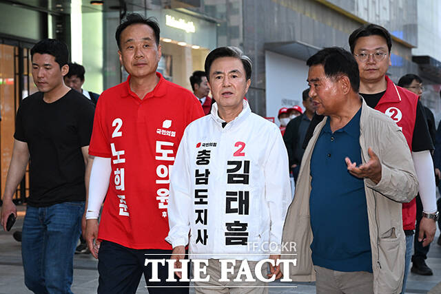 김태흠 국민의힘 충남도지사 후보(오른쪽)가 22일 오후 충남 천안 동남구 신부문화거리에서 시민들에게 인사하고 있다. /천안=김성렬 기자