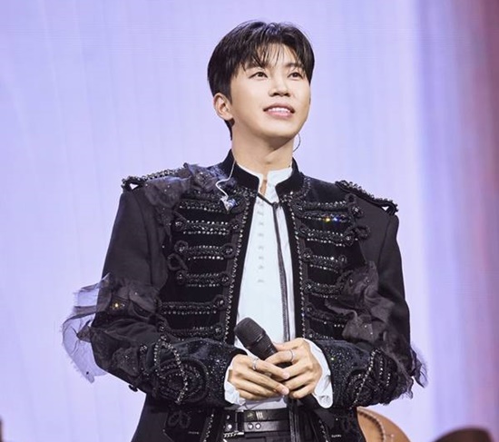 가수 임영웅의 36번째 생일인 6월 16일이 다가오면서 벌써부터 전국 각지 팬들의 따뜻한 나눔 실천이 이어지고 있다. 영웅시대 여수 웅사랑방회원들이 여수시에 후원금 616만 원을 전달했다. 616만원은 임영웅의 생일인 6월 16일을 상징한다. /물고기뮤직