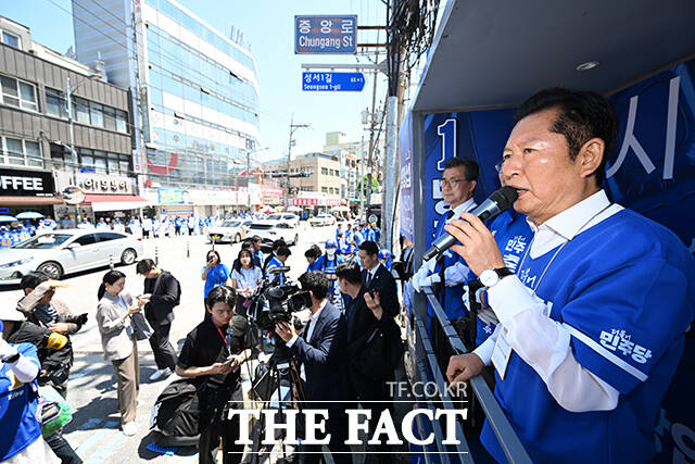 맹정섭 더불어민주당 충주시장 후보와 정청래 총괄상임선대위원장, 신용한 충북도지사 후보(왼쪽부터)가 22일 오후 충북 충주시 충주공설시장 앞에서 열린 유세에 참석해 시민들에게 지지를 호소하고 있다. /충주=박헌우 기자