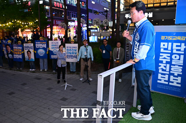 안민석 경기도교육감 민주진보 단일후보(오른쪽)와 추미애 더불어민주당 경기도지사 후보가 22일 경기 의정부시 민락2지구 로데오거리에서 유세 도중 만나 인사하고 있다.