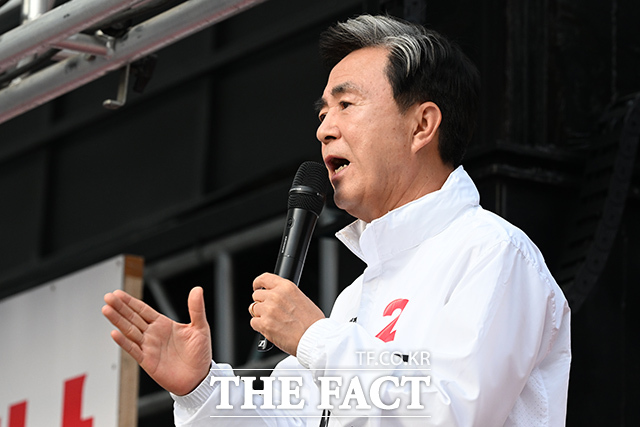 김태흠 국민의힘 충남도지사 후보가 22일 오후 충남 천안 동남구 아라리오 갤러리 앞에서 시민들에게 지지를 호소하고 있다. /천안=김성렬 기자
