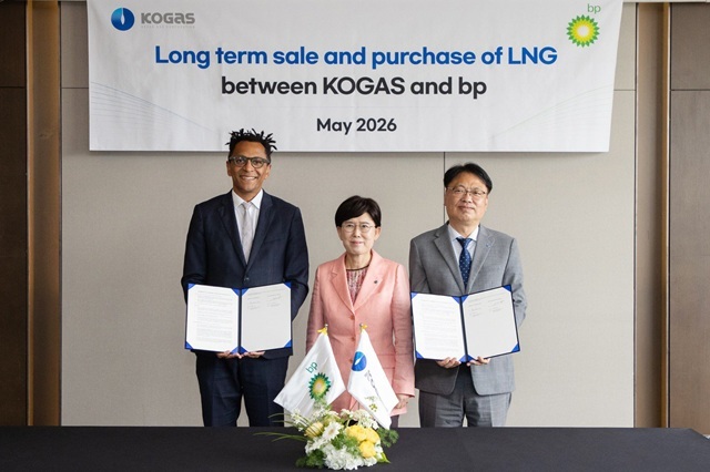 제롬 밀롱고 BP 글로벌 LNG사업 본부장(왼쪽부터), 최연혜 한국가스공사 사장, 이문희 한국가스공사 마케팅 본부장이 2028년부터 10년간 연간 70만 톤의 LNG를 추가 도입하는 내용의 장기 LNG 도입계약을 맺었다. /한국가스공사