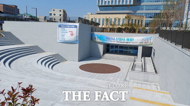 익산시청에 자리잡은 야외공연장 모습. /익산시
