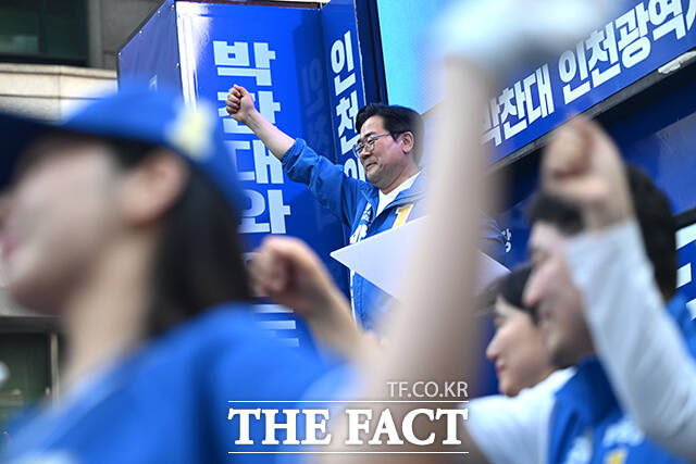 집중유세에서 율동하며 지지 호소하는 김남준 후보(가운데).