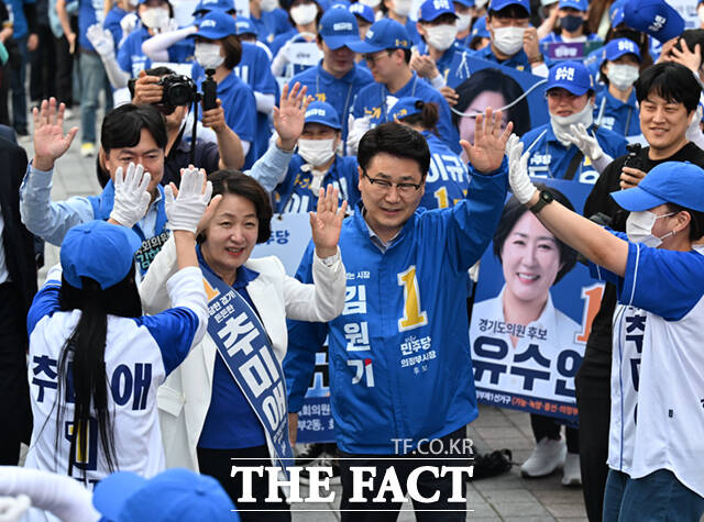 추미애 더불어민주당 경기도지사 후보가 22일 경기 의정부시 민락2지구 로데오거리에서 유권자들에게 지지를 호소하고 있다. /의정부=이새롬 기자