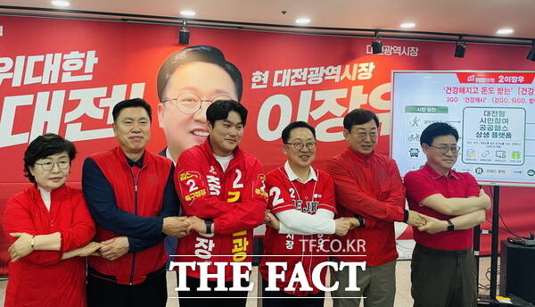 김선광 국민의힘 대전시 중구청장 후보가 22일 공천 경쟁을 했던 전 예비후보들을 공동선거대책위원장으로 영입하고 원팀을 선언했다. 왼쪽부터 김옥향 대전시 중구의회 부의장, 김연수 전 중구청장 예비후보, 김선광 국민의힘 대전시 중구청장 후보, 이장우 국민의힘 대전시장 후보, 김경훈 전 중구청장 예비후보, 이동한 전 중구청장 예비후보 /김선광 후보 캠프