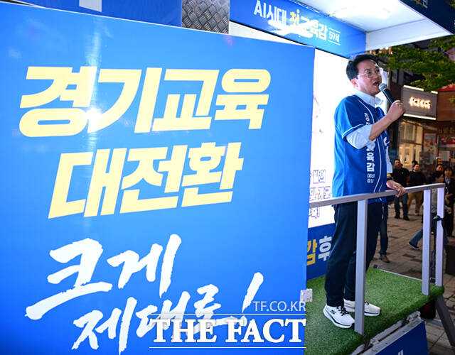 안민석 경기도교육감 민주진보 단일후보가 22일 경기 의정부시 민락2지구 로데오거리에서 유권자들에게 지지를 호소하고 있다. /의정부=이새롬 기자