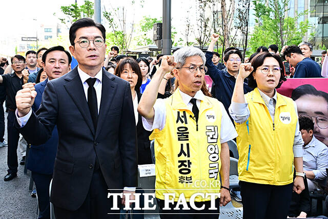 정원오 더불어민주당 서울시장 후보와 권영국 정의당 서울시장 후보(왼쪽)가 22일 오전 서울 광진구 구의역 3번출구 앞에서 열린 구의역 참사 10주기 추모문화제에 참석해 인사를 하고 있다. /배정한 기자