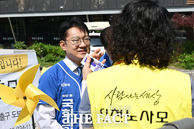 노무현 전 대통령 등신대 만져보는 김남준 후보.