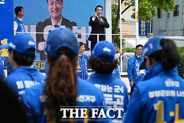 박수현 더불어민주당 충남도지사 후보가 22일 오전 충남 청양군 청양시장을 방문해 시민들에게 지지를 호소하고 있다. /청양=김성렬 기자
