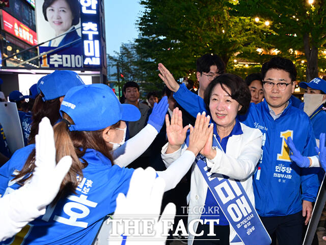 추미애 더불어민주당 경기도지사 후보가 22일 경기 의정부시 민락2지구 로데오거리에서 유권자들에게 지지를 호소하고 있다. /의정부=이새롬 기자