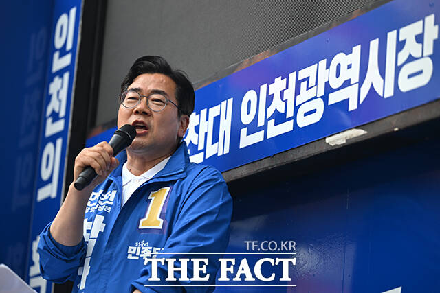 집중유세에서 율동하며 지지 호소하는 김남준 후보(가운데).
