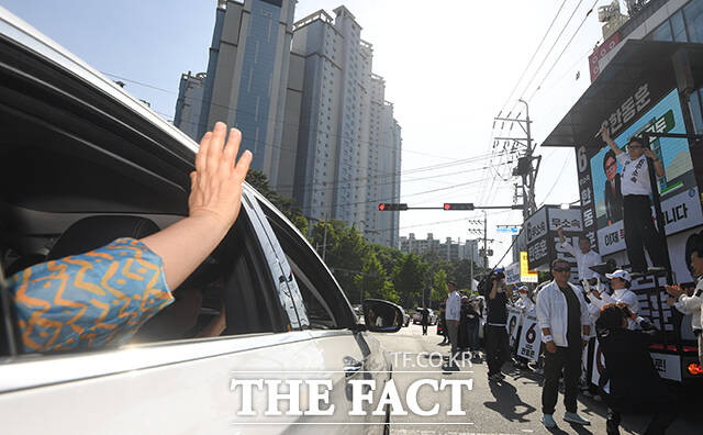 한동훈 부산 북구갑 국회의원 후보가 22일 오후 부산 북구 동문아파트 인근에서 군집한 시민들 사이로 들어가 지지를 호소하고 있다. /부산=박상민 기자