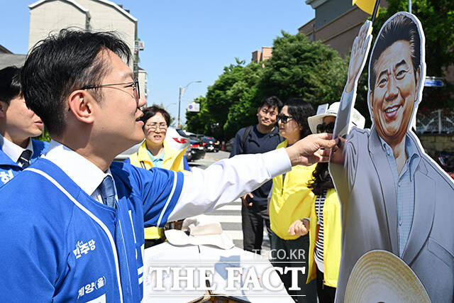노무현 전 대통령 등신대 만져보는 김남준 후보.