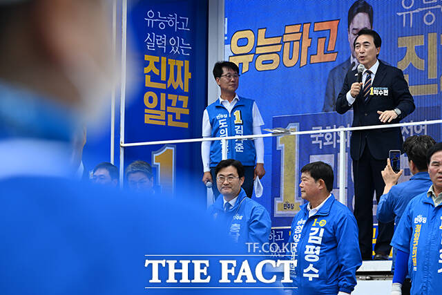 박수현 더불어민주당 충남도지사 후보가 22일 오전 충남 청양군 청양시장을 방문해 시민들에게 지지를 호소하고 있다. /청양=김성렬 기자