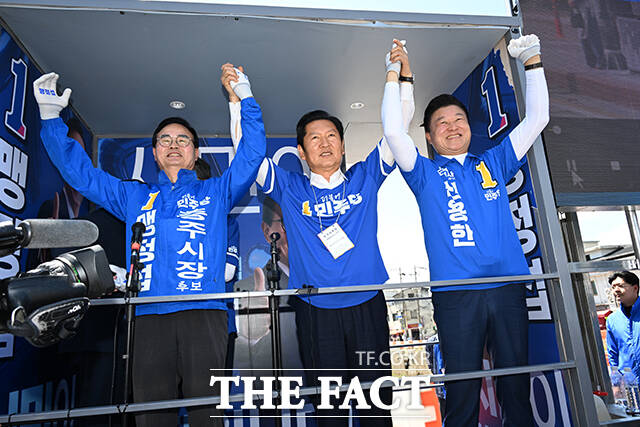 맹정섭 더불어민주당 충주시장 후보와 정청래 총괄상임선대위원장, 신용한 충북도지사 후보(왼쪽부터)가 22일 오후 충북 충주시 충주공설시장 앞에서 열린 유세에 참석해 시민들에게 지지를 호소하고 있다. /충주=박헌우 기자