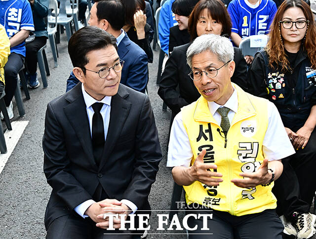 정원오 더불어민주당 서울시장 후보와 권영국 정의당 서울시장 후보(왼쪽)가 22일 오전 서울 광진구 구의역 3번출구 앞에서 열린 구의역 참사 10주기 추모문화제에 참석해 인사를 하고 있다. /배정한 기자