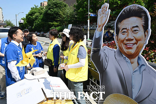 노무현 전 대통령 등신대 만져보는 김남준 후보.