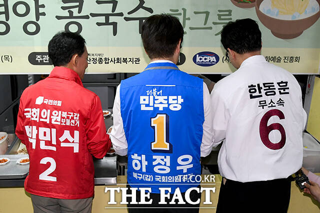 박민식 국민의힘 부산 북구갑 국회의원 후보, 하정우 더불어민주당 부산 북구갑 국회의원 후보, 한동훈 무소속 부산 북구갑 국회의원 후보(왼쪽부터)가 유세 첫 날인 21일 오전 부산 북구 남산정종합사회복지관을 찾아 콩국수 나눔 행사에 참석하고 있다. /부산=박상민 기자