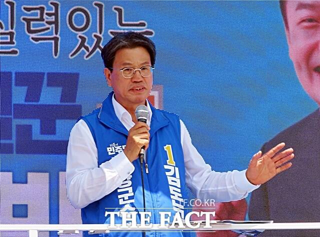 김돈곤 청양군수 후보가 22일 청양장날 청양군 축협 앞에서 열린 민주당 합동유세에서 연설을 하고 있다. /김형중 기자