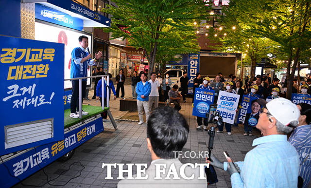 안민석 경기도교육감 민주진보 단일후보(오른쪽)와 추미애 더불어민주당 경기도지사 후보가 22일 경기 의정부시 민락2지구 로데오거리에서 유세 도중 만나 인사하고 있다.