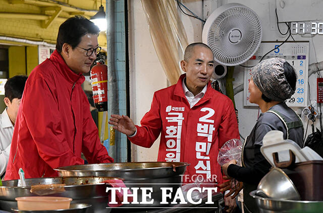 박민식 국민의힘 부산 북구갑 국회의원 후보(가운데)와 신동욱 국민의힘 최고위원(오른쪽)이 22일 오전 부산 북구 만덕시장을 찾아 상인과 인사를 나누고 있다. /부산=박상민 기자