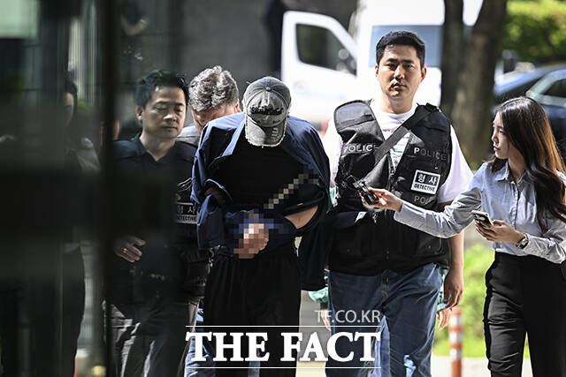 배우 김규리 씨가 살고 있는 서울 종로구 북촌한옥마을 자택에 침입해 강도 행각을 벌인 40대 남성 임모 씨가 22일 오후 서울 서초구 서울중앙지법에 출석하고 있다. /사진공동취재단