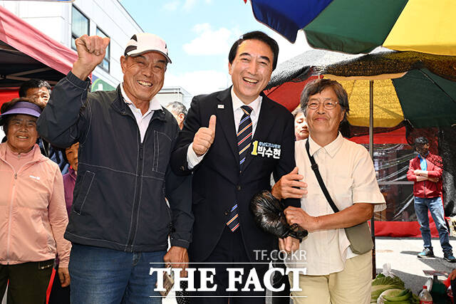 박수현 더불어민주당 충남도지사 후보가 22일 오전 충남 청양군 청양시장을 방문해 상인이 판매하는 노가리를 들어올리고 있다. /청양=김성렬 기자
