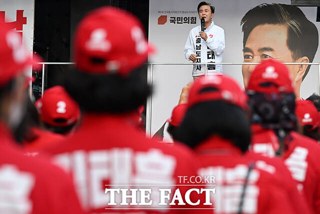 김태흠 국민의힘 충남도지사 후보가 22일 오후 충남 천안 동남구 아라리오 갤러리 앞에서 시민들에게 지지를 호소하고 있다. /천안=김성렬 기자