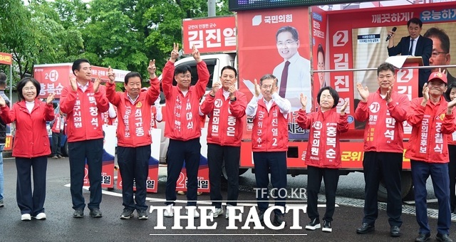 22일 원팀 합동 유세에서 김진열 후보는 군위 발전은 군수 혼자 할 수 있는 일이 아니다라며 광역의회와 기초의회가 한 방향으로 움직여야 가능하다고 시·군의원 후보들과의 협력 체계를 강조했다. /김진열 후보 캠프