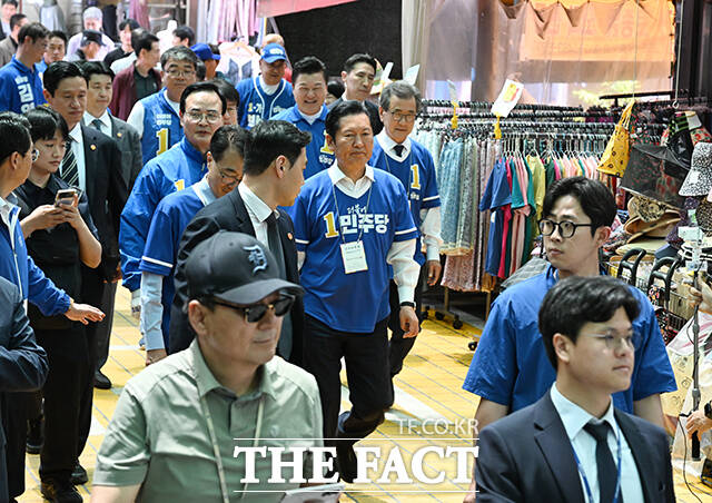 정청래 더불어민주당 총괄상임선대위원장이 22일 오후 충북 충주시 충주공설시장을 찾아 시민과 인사를 나누고 있다. /충주=박헌우 기자