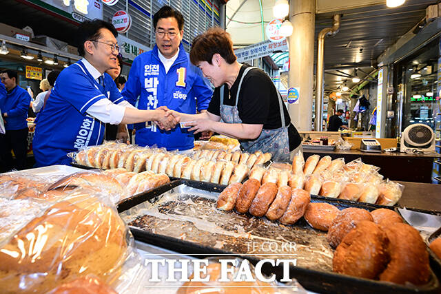 핫도그와 도넛을 맛본 박찬대, 김남준 후보가 기념촬영 하는 모습.