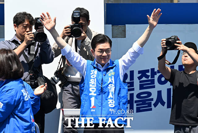 정원오 더불어민주당 서울시장 후보가 22일 오후 서울 노원구 롯데백화점 앞 광장을 찾아 유권자들을 향해 손을 들어보이고 있다. /이새롬 기자