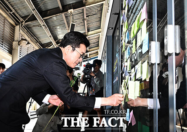 정원오 더불어민주당 서울시장 후보가 22일 오전 서울 광진구 구의역 9-4 승강장에서 구의역 참사 10주기 추모 헌화를 하고 있다. /배정한 기자