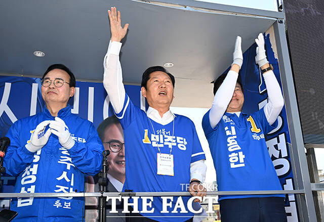맹정섭 더불어민주당 충주시장 후보와 정청래 총괄상임선대위원장, 신용한 충북도지사 후보(왼쪽부터)가 22일 오후 충북 충주시 충주공설시장 앞에서 열린 유세에 참석해 시민들에게 지지를 호소하고 있다. /충주=박헌우 기자