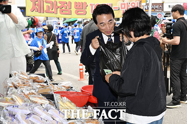 박수현 더불어민주당 충남도지사 후보가 22일 오전 충남 청양군 청양시장을 방문해 상인이 판매하는 노가리를 들어올리고 있다. /청양=김성렬 기자