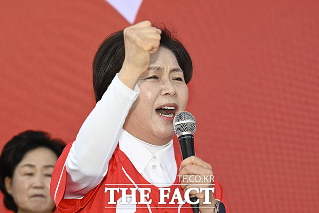 양향자 국민의힘 경기도지사 후보(왼쪽)와 장동혁 상임선거대책위원장이 시민들에게 지지를 호소하고 있다.