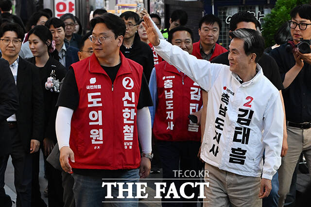 김태흠 국민의힘 충남도지사 후보(오른쪽)가 22일 오후 충남 천안 동남구 신부문화거리에서 시민들에게 인사하고 있다. /천안=김성렬 기자