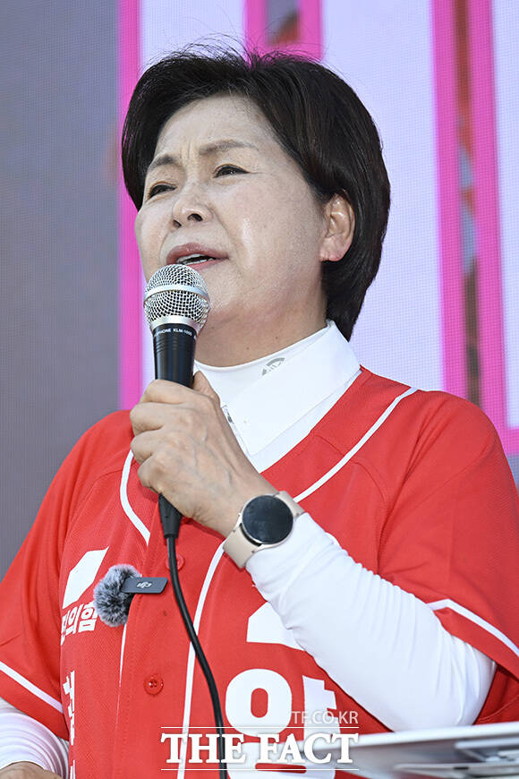양향자 국민의힘 경기도지사 후보(왼쪽)와 장동혁 상임선거대책위원장이 시민들에게 지지를 호소하고 있다.
