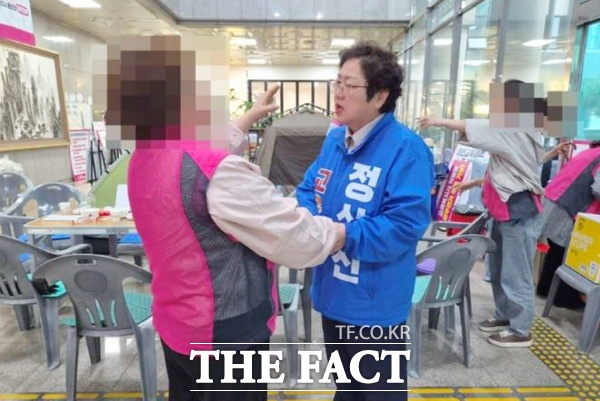 정상신 대전교육감 후보(오른쪽)가 21일 오후 급식 파업이 이어져 학부모들의 걱정이 커지고 있는 급식 파업 현장을 방문하고 있다. /정상신 후보