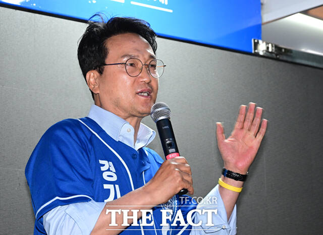 안민석 경기도교육감 민주진보 단일후보(오른쪽)와 추미애 더불어민주당 경기도지사 후보가 22일 경기 의정부시 민락2지구 로데오거리에서 유세 도중 만나 인사하고 있다.