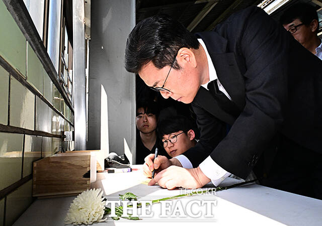 정원오 더불어민주당 서울시장 후보가 22일 오전 서울 광진구 구의역 9-4 승강장에서 구의역 참사 10주기 추모 헌화를 하고 있다. /배정한 기자