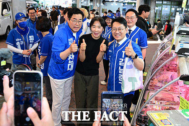 핫도그와 도넛을 맛본 박찬대, 김남준 후보가 기념촬영 하는 모습.