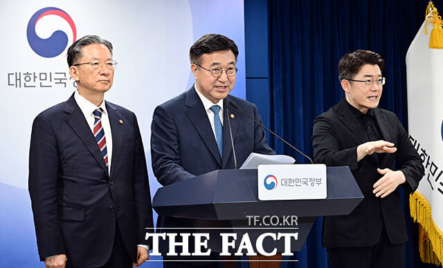 윤호중 행정안전부 장관과 정성호 법무부 장관이 20일 오전 서울 종로구 정부서울청사에서 제9회 전국동시지방선거 대국민 담화를 하고 있다. /임영무 기자