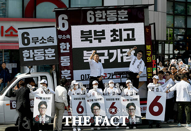 한동훈 부산 북구갑 국회의원 후보가 22일 오후 부산 북구 동문아파트 인근에서 군집한 시민들 사이로 들어가 지지를 호소하고 있다. /부산=박상민 기자