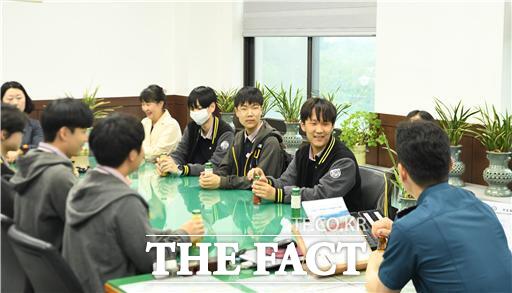 당진시 송악중 학생들과 지도교사가 21일 당진경찰서를 방문해 직업체험 기회와 청소년 안전을 위한 소통의 시간을 가졌다. /당진경찰서