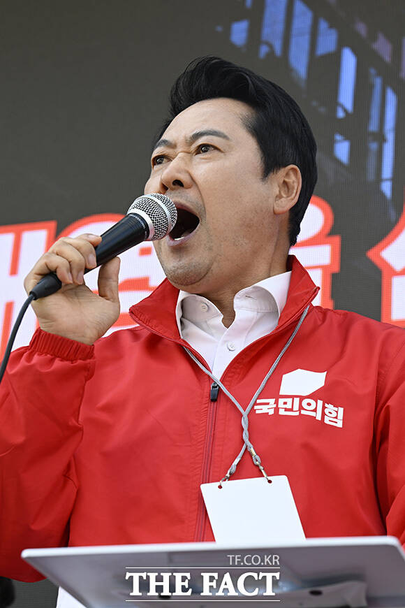 양향자 국민의힘 경기도지사 후보와 장동혁 위원장, 김대영 안양시장 후보(왼쪽부터)가 선거 유세를 하고 있다.